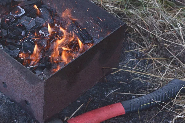 Brand Houtskool Barbecue Bijl Een Picknick Natuur Voor Koken Shish — Stockfoto