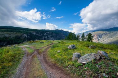 Dağ manzarası. Değil belgili tanımlık geçmek çok uzak Katu-Yaryk. Altay. Rusya.