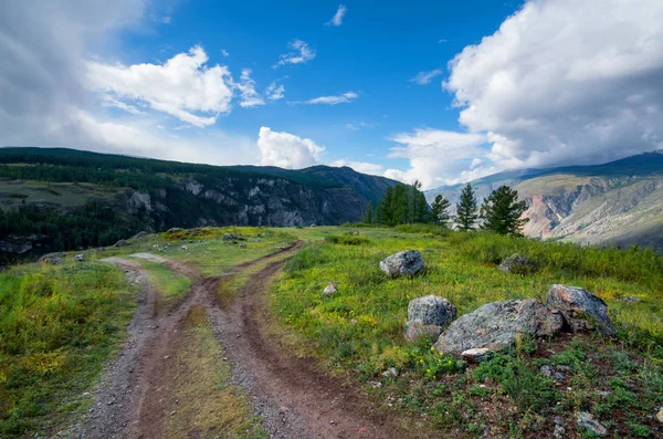 Dağ manzarası. Değil belgili tanımlık geçmek çok uzak Katu-Yaryk. Altay. Rusya.