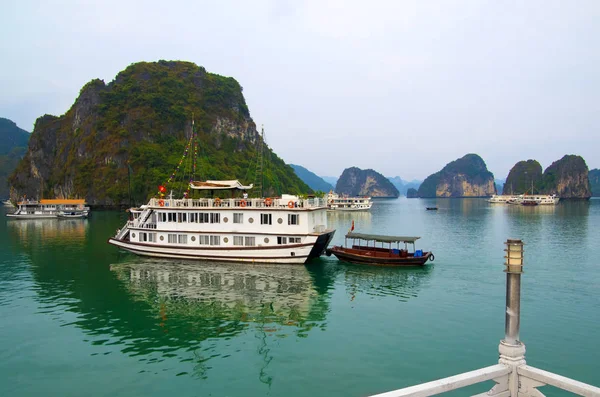 Halong Bay görünümünü. Vietnam.