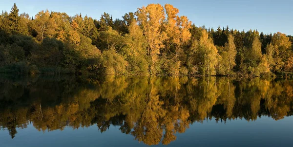 Bir ayna görüntüsü ile sonbahar manzara. Rusya. Moskova Bölgesi.