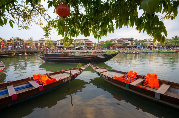 Vietnam seyahat. Hoian bir şehirdir. Kanal ve tekne.