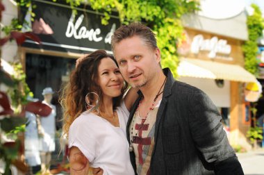 Açık havada birbirine aşık çiftler.