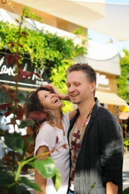 Şehirde açık havada aşk kaç gülümseyen