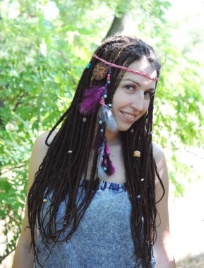Dreadlocks portre, hippi, indie, boho tarzı ile mutlu gülümseyen kadın