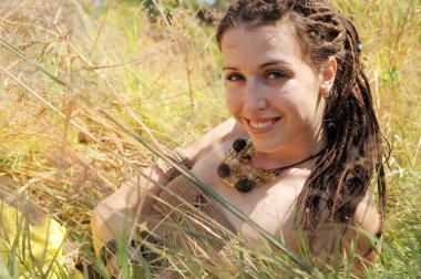 Gülümseyen kadın portre, sonbahar güneşli parkı açık yalan kız, doğal yaşam tarzı konsepti, kopya alanı metin için