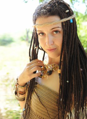 Güzel seksi boho tarzı kadın olan dreadlocks portre, kamera, güneşli yaz alanını bakarak