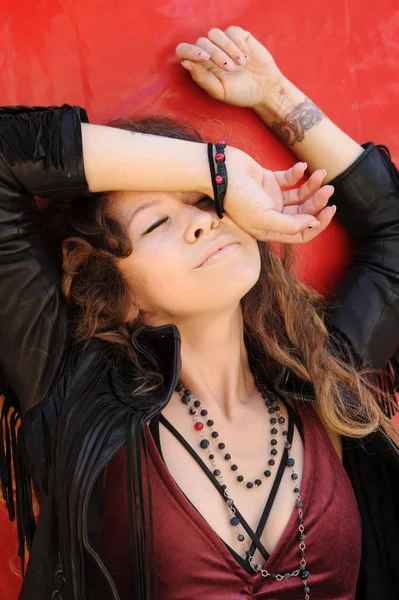 Happy Smiling Woman Portrait Bright Red Wall Outdoors — Stock Photo, Image