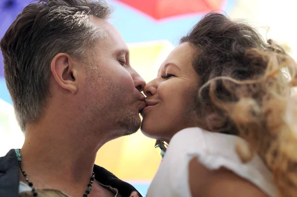 Kussen Liefde Paar Buitenshuis — Stockfoto