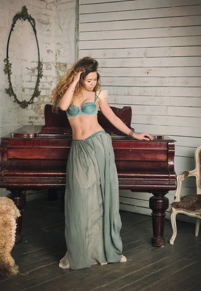 Beautiful Sexy Woman Lingerie Posing Vintage Grand Piano Long Chic — Stock Photo, Image