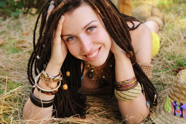 Boho stil gülümseyen kadın portre, kız var eğlenceli bir sonbahar güneşli park, doğal yaşam tarzı kavramı açık yalan