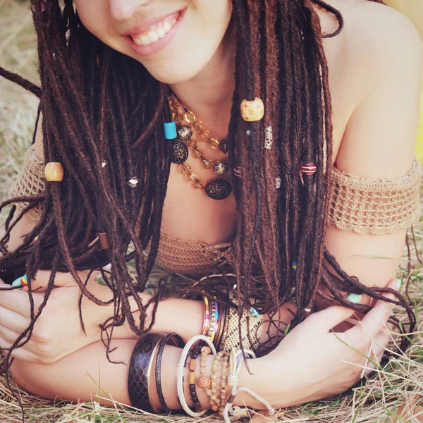 Collo Femminile Mani Con Molti Bracciali Boho Dreadlocks Perline Decorate — Foto Stock