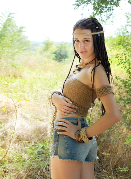 Retrato Mulher Bonita Olhando Para Câmera Contra Campo Outono Ensolarado — Fotografia de Stock