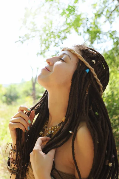 Mooie Vrouw Met Dreadlocks Genieten Van Zonnige Dag Profiel Portret — Stockfoto