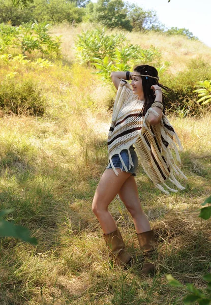 Glad Boho Stil Kvinna Klädd Stickad Poncho Jeansshorts Och Pannband — Stockfoto