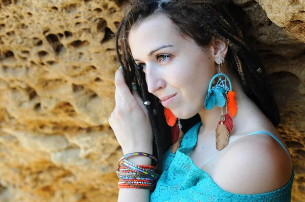 Retrato Uma Jovem Mulher Sorridente Vestindo Dreadlocks Penteado Vestido Com — Fotografia de Stock