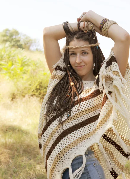 Mulher Vestida Malha Poncho Headband Posando Mãos Para Cima Contra — Fotografia de Stock