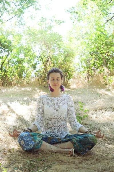 Jonge Aantrekkelijke Vrouw Mediteren Zitten Herfst Bos — Stockfoto