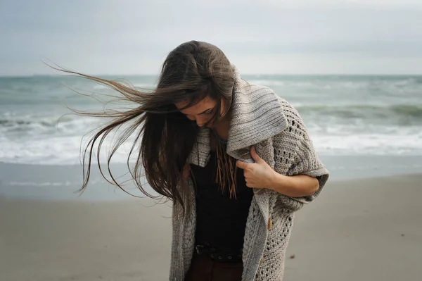 Moda Donna Pensosa Ritratto Camminare Solo Una Spiaggia Mare Autunno — Foto Stock