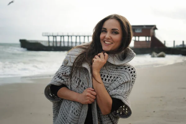 Mode Frauenporträt Gegen Eine Seebrücke Meeresstrand Strickjersey Mit Großen Knöpfen — Stockfoto