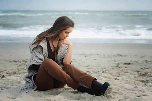Sozinha Mulher Triste Sentado Uma Praia Mar — Fotografia de Stock