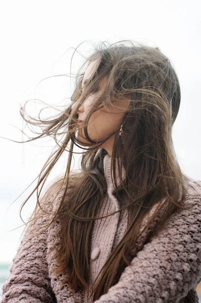 Mooi Lachende Brunette Vrouw Profiel Portret Chique Lange Haren Wapperen — Stockfoto