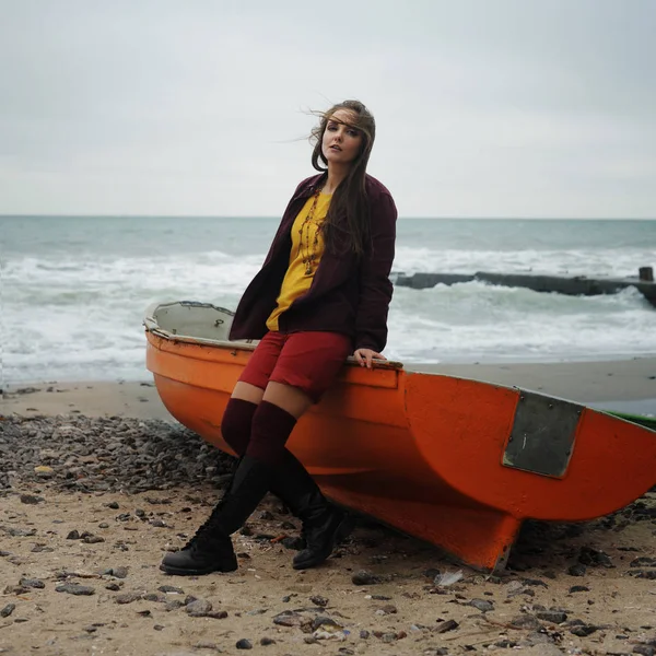 Vrouw Zitten Een Boot Een Zee Strand Bewolkt Weer — Stockfoto