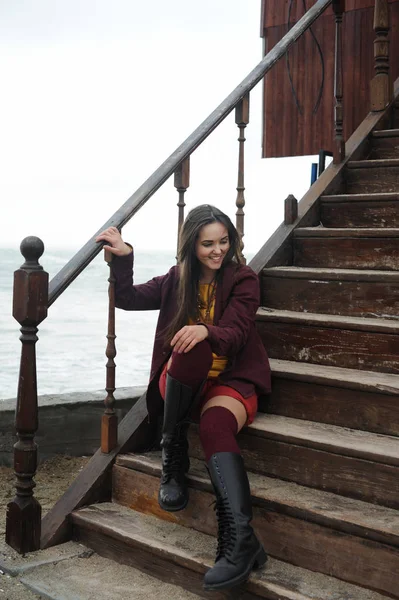 Beautiful Smiling Brunette Girl Sitting Stairs Seascape Smiling Looking Camera — Stock Photo, Image