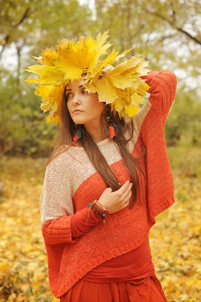 Young Smiling Woman Wreath Maple Leaves Head Outdoor Portrait Autumn — Stock Photo, Image