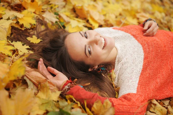Smiling Happy Womanl Portrait Lying Autumn Leaves Dressed Fashion Sweater — Stock Photo, Image