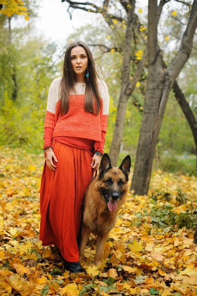 Щасливі Молода Жінка Йде Своїм Собакою Німецька Вівчарка Осінній Парк — стокове фото
