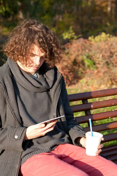 Homme Élégant Assis Dans Parc Automne Sur Banc Lisant Livre — Photo