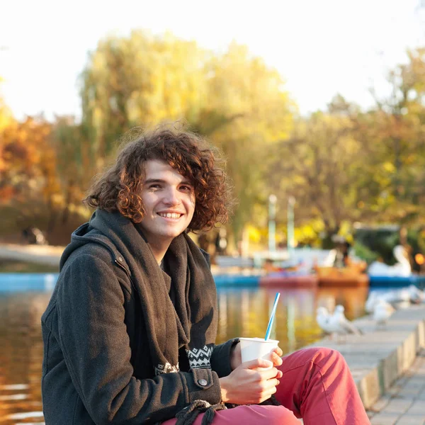 Jovem Sorrindo Retrato Homem Feliz Outono Retrato Descansar Parque Contra — Fotografia de Stock