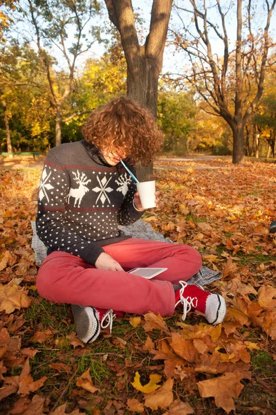 Junger Erwachsener Mann Strickpullover Mit Hirschen Strickschuhen Und Roten Jeans — Stockfoto