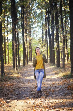 Genç kadın dinlenme sonbahar park ve hiking, giyim, açık
