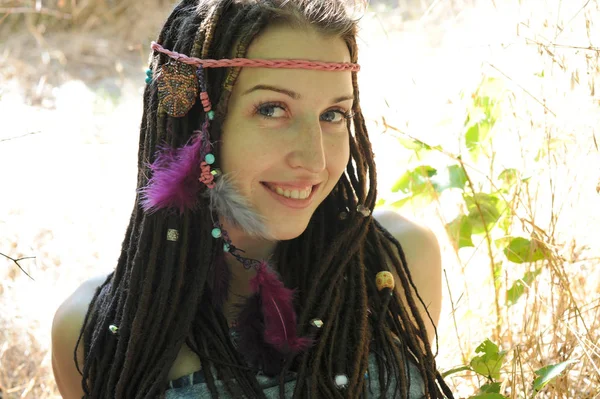 Jovem Com Dreadlocks Livre Parque Outono Olhando Para Câmera — Fotografia de Stock