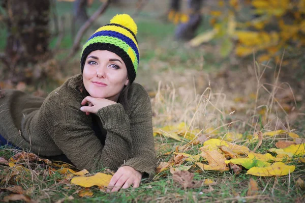 Junge Frau Portrait Ruht Freien Park Strickmütze Mit Bommel Gekleidet — Stockfoto