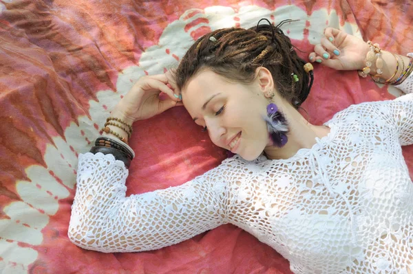 Mujer Sonriente Con Los Ojos Cerrados Descansar Aire Libre Mentira —  Fotos de Stock