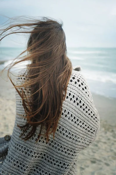 时尚女子在海边 休闲超大秋布 背景无脸 多风蓬松的头发 — 图库照片