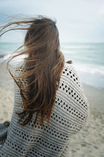 Femme Mode Sur Une Plage Mer Tissu Automne Surdimensionné Décontracté — Photo