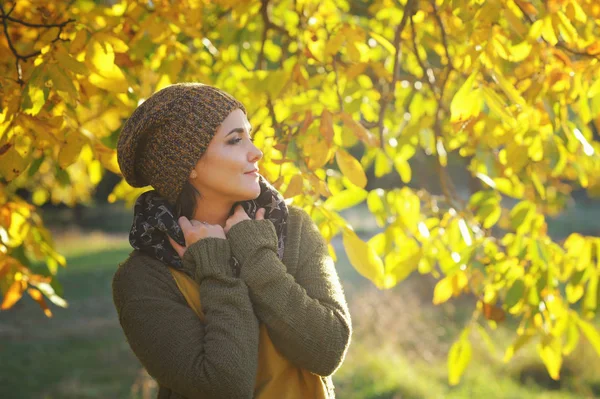 Femeie Tânără Portret Îmbrăcat Pălărie Tricotată Tricot Aer Liber — Fotografie, imagine de stoc