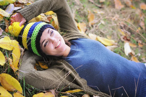 Mulher Bonita Descansando Livre Parque Vestida Com Chapéu Malha Com — Fotografia de Stock