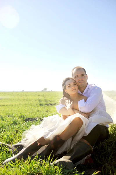 The bride and groom portraits against of a summer field — Stock Photo, Image