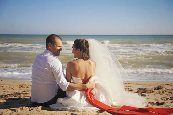 Mooi portret van de bruid met de bruidegom, buiten bruiloft — Stockfoto