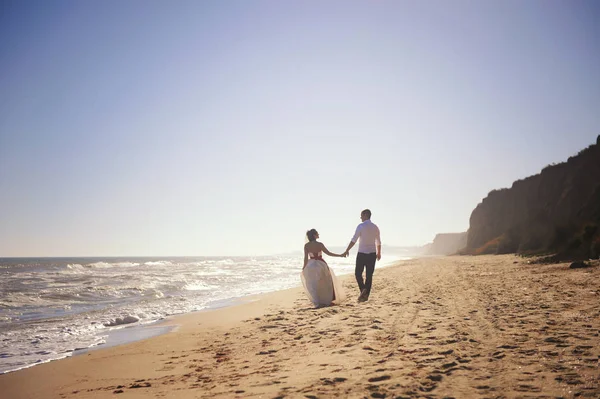 Pareja romántica de boda celebrando el matrimonio al aire libre en una playa de mar — Foto de Stock