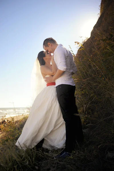 年轻夫妇接吻在婚纱, 户外 — 图库照片