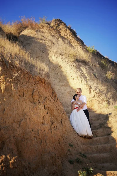 一緒にポーズ新郎新婦結婚式の日の山の屋外 — ストック写真