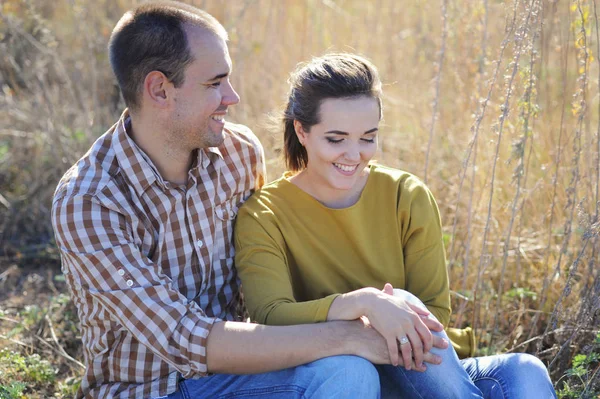 Coppia felice riposo all'aperto, famiglia relax, coppia hanno un tempo insieme — Foto Stock