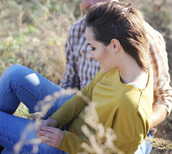 Joven adulto pareja resto al aire libre, amor pareja tener un tiempo juntos —  Fotos de Stock