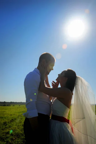 Happy married couple enjoying wedding day in nature — Stock Photo, Image